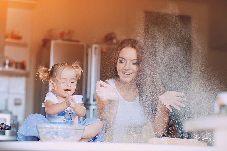 Skin_care_mother_daughter_baking_flour